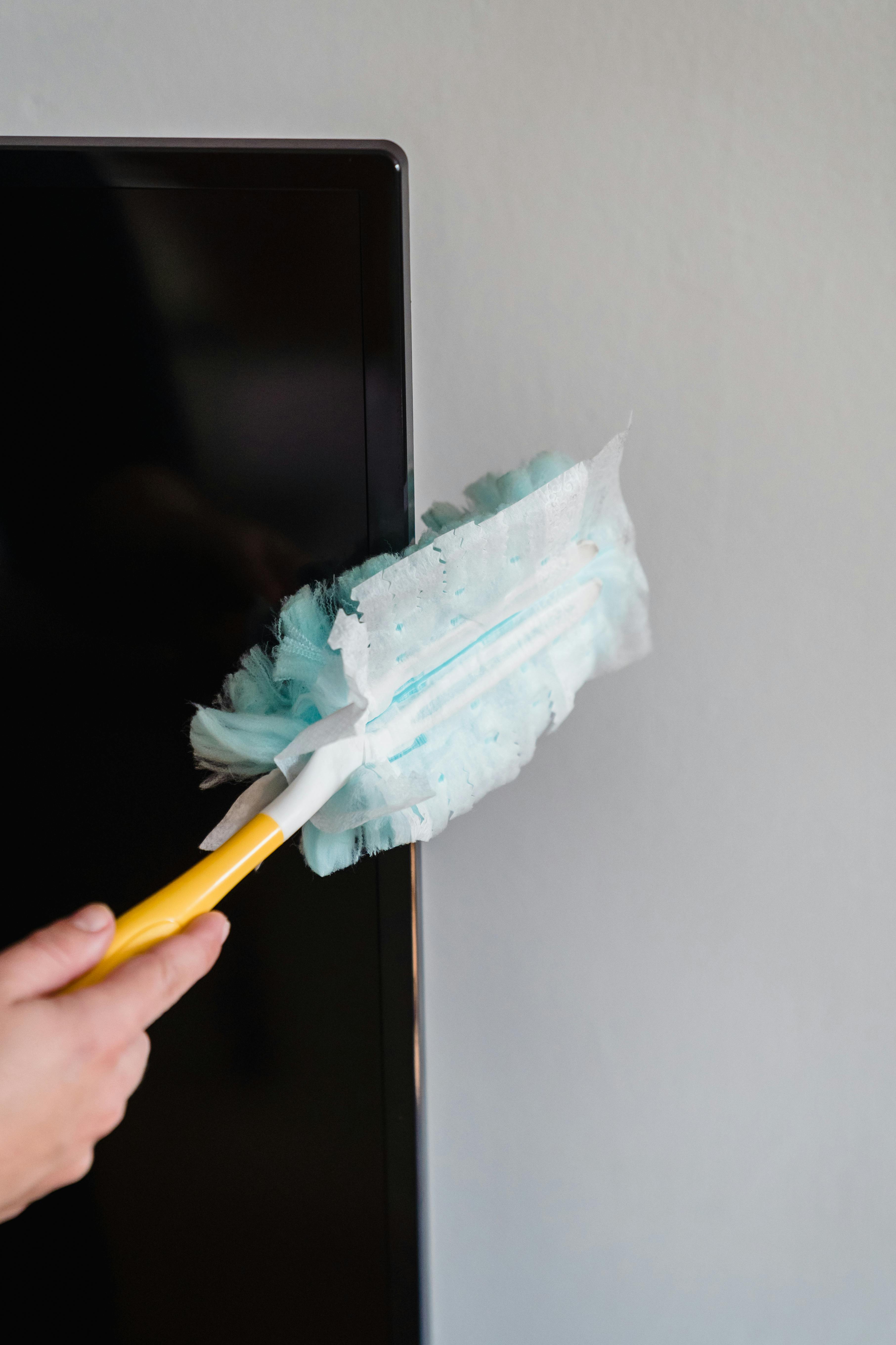 Cleaning a flat screen TV